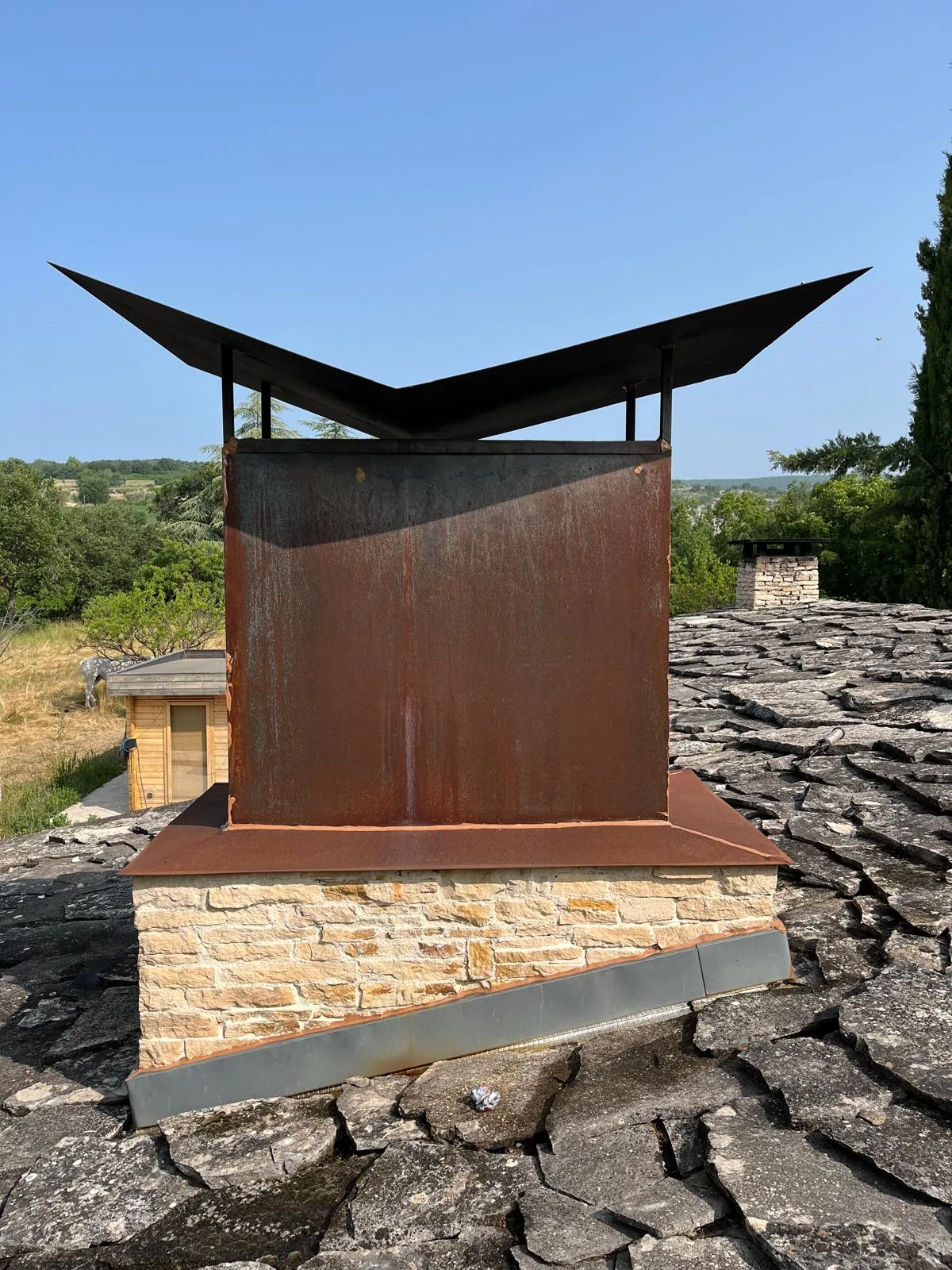 Habillage d'étanchéité de cheminée en acier corten