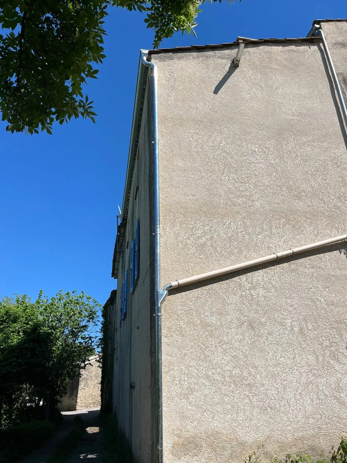 Nouvelle gouttière et descente en zinc posée par Imp Toiture