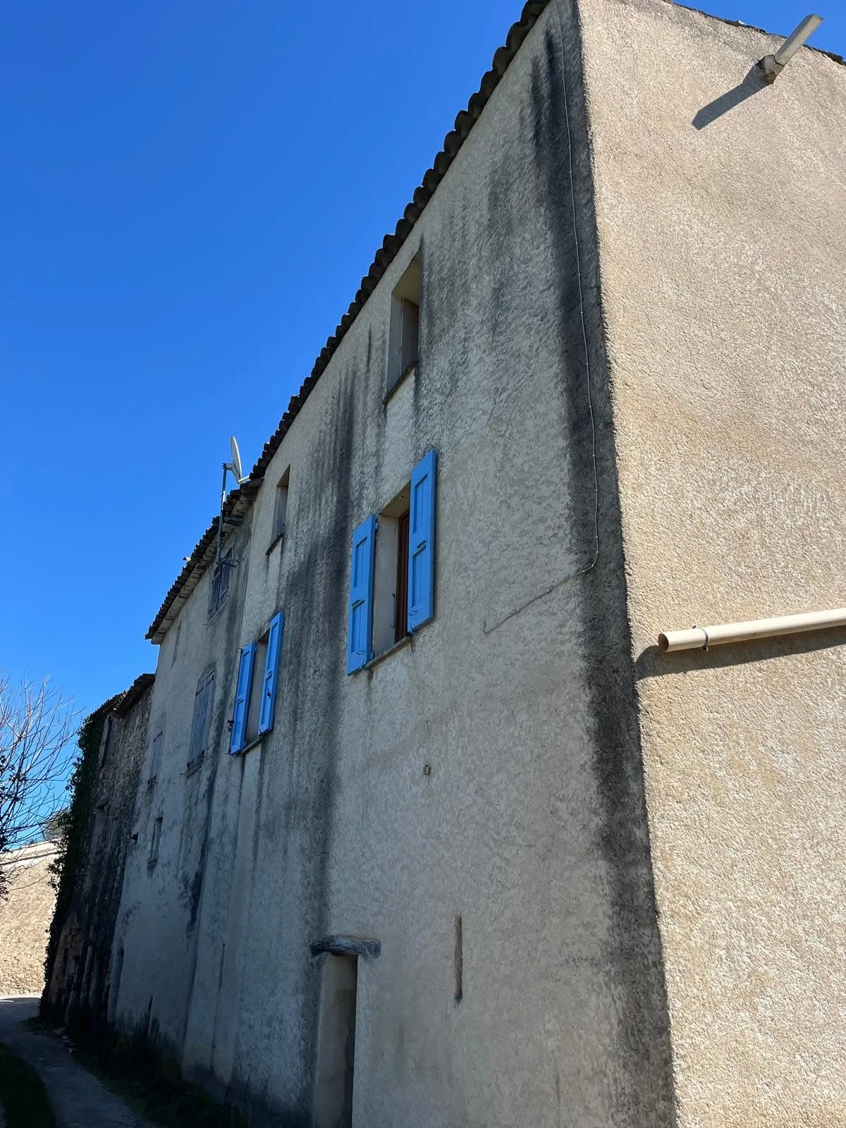Façade avec ancienne descente de gouttière endommagée