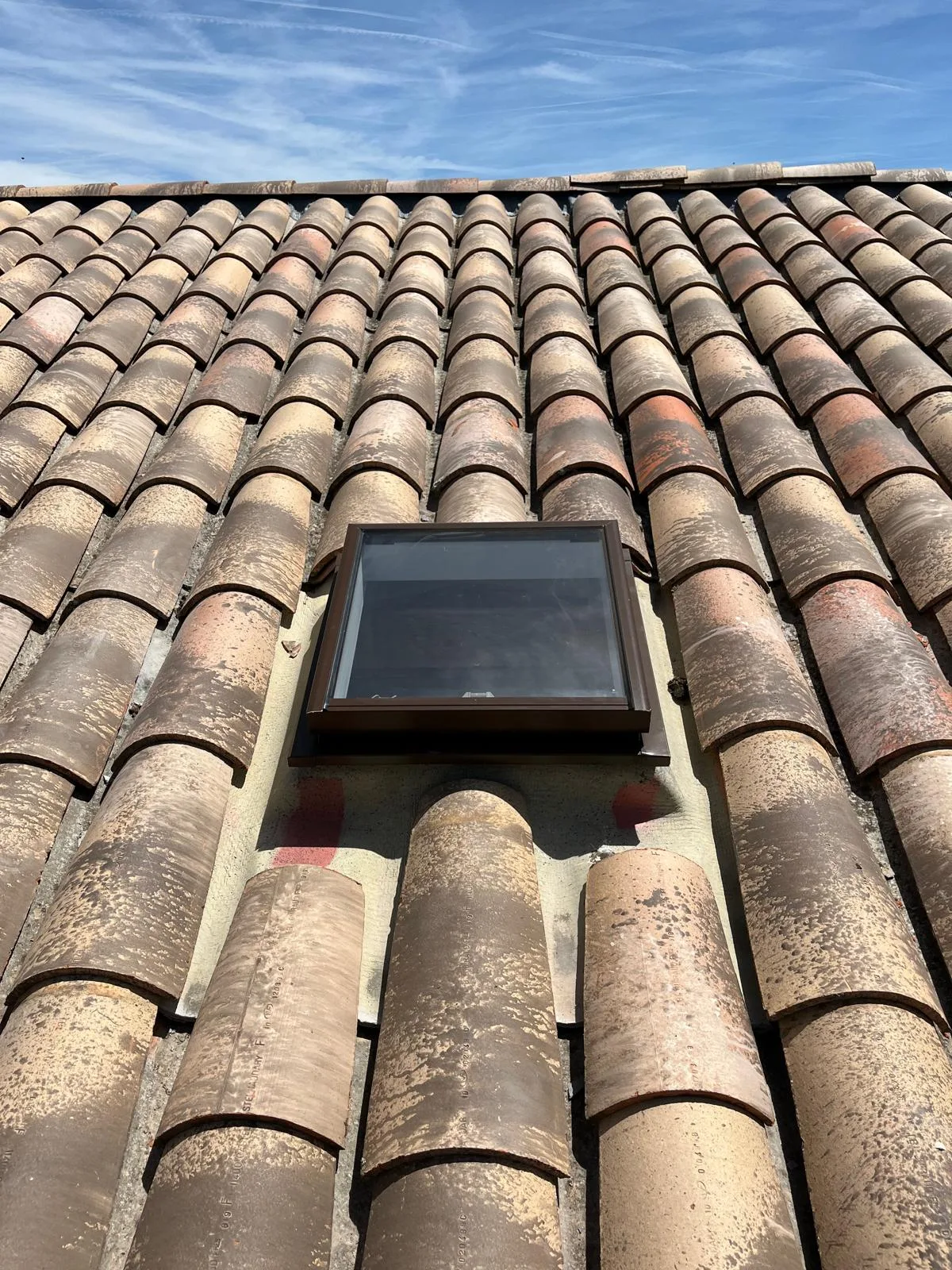 Pose d'un châssis de toit solaire sur toiture en tuiles