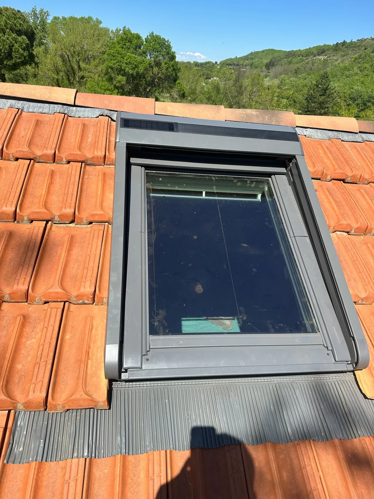 Pose d'un Velux sur toiture en tuiles de Marseille