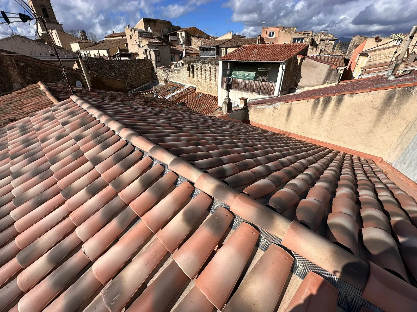 Rénovation de toiture en tuiles, vue d'ensemble
