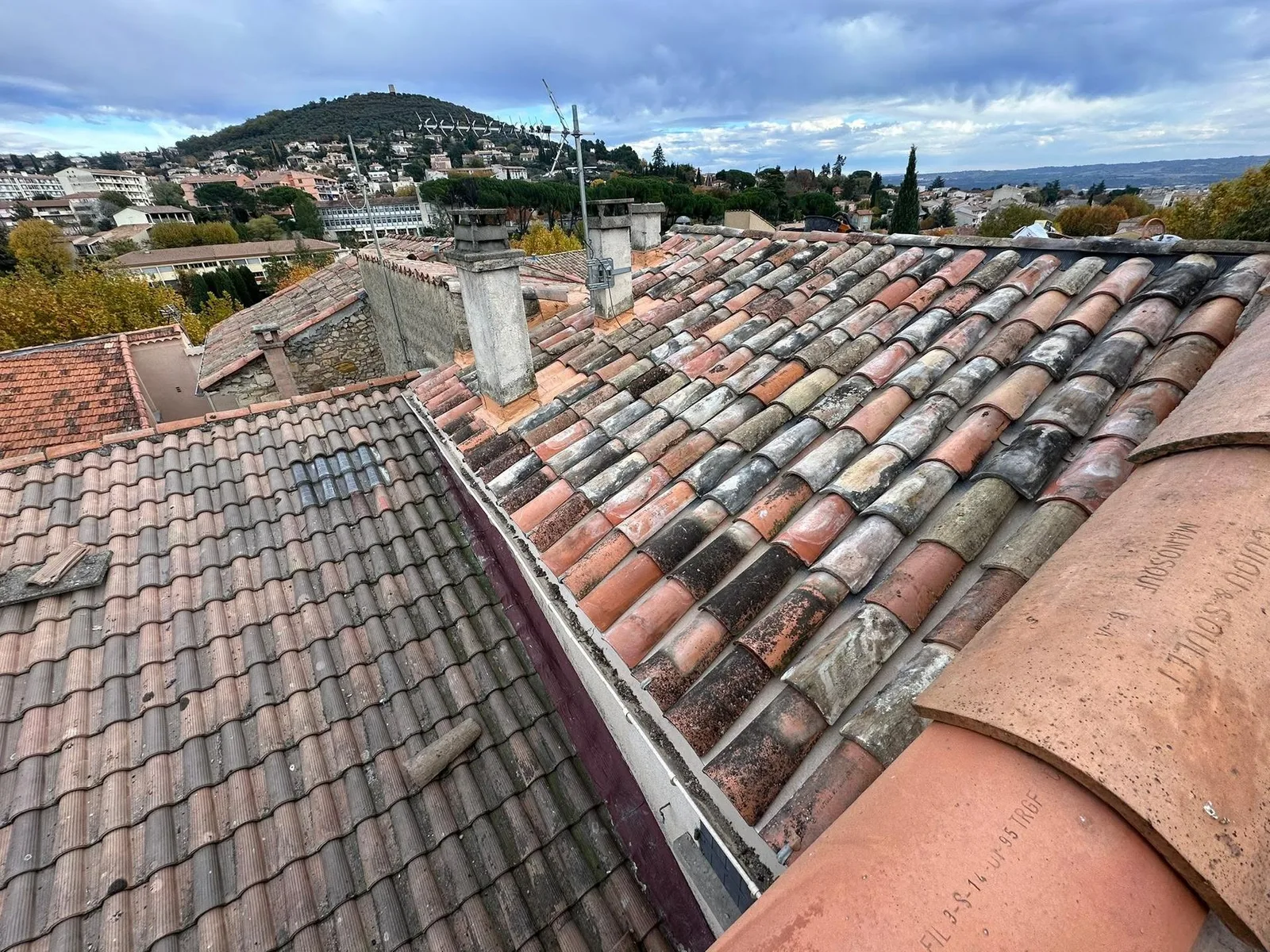 Rénovation de toiture dans la vieille ville de Manosque